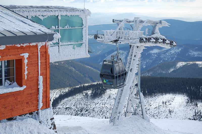 Kabinová lanovka na vrcholu Sněžky.