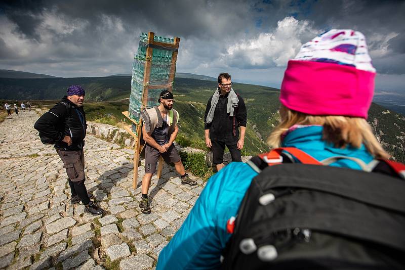 Majitel posilovny ve Vrchlabí Štěpán Domorád překonal rekord. Ze Slezkého domu na Sněžku vynesl 170 kilogramů.