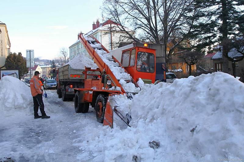 Stalinovy ruce ve Vrchlabí v akci.