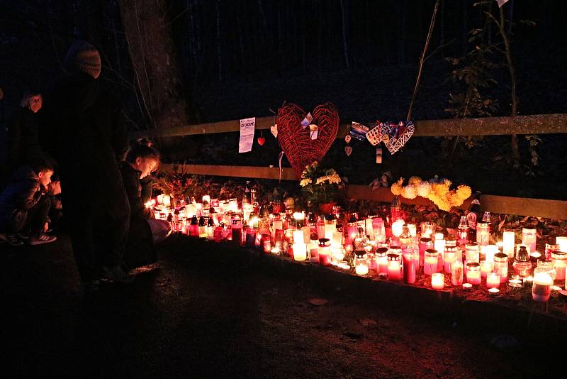 Celou neděli desítky lidí zapalovaly svíčky u chalupy Václava Havla na Hrádečku ve Vlčicích.