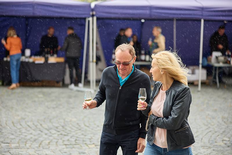 Lidé vyrazili v sobotu na Trutnovské vinařské slavnosti na Krakonošově náměstí.