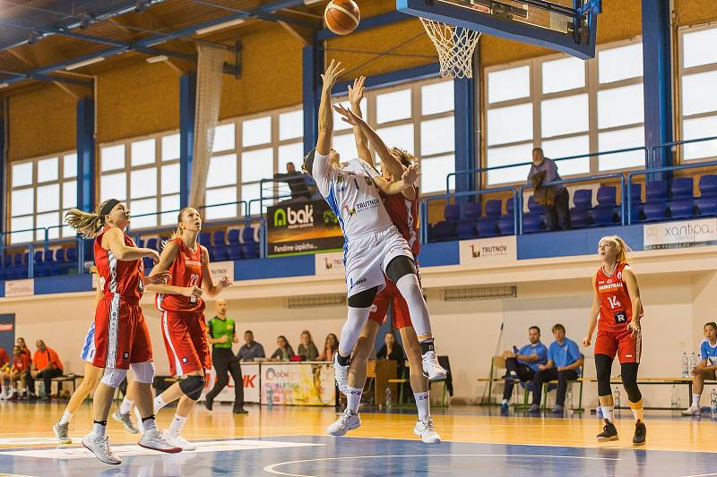 Z duelu Trutnov - Nymburk při basketbalovém turnaji O pohár města Trutnova.