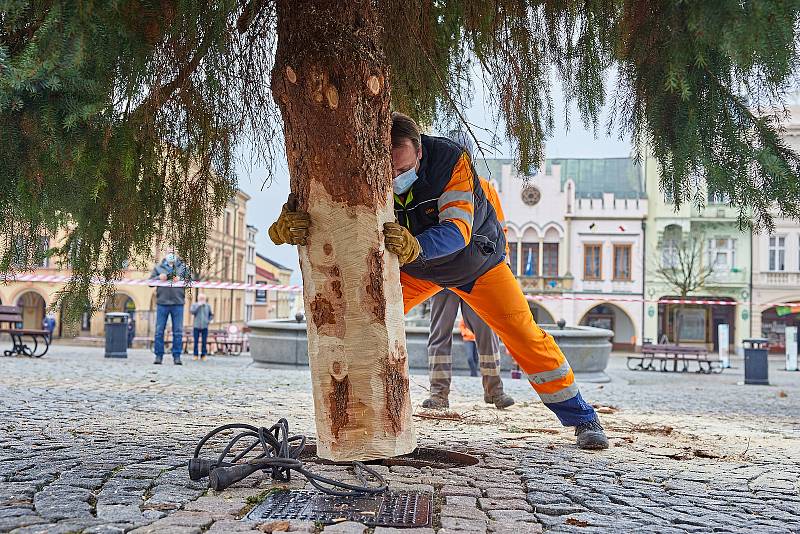 Instalování vánočního stromu na Krakonošově náměstí v Trutnově.