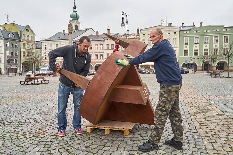 Ocelové klavíry na Krakonošově náměstí v Trutnově.