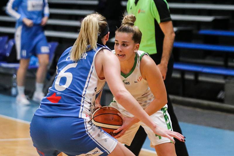 Utkání 10. kola Ženské basketbalové ligy: SBŠ Ostrava - BK Loko Trutnov, 5. prosince 2018 v Ostravě. Na snímku (zleva) Carter Brittany Nichole, Corda Ines.