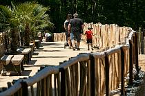 Safari Park Dvůr Králové otevřel novou cestu podél Jezera hrochů, nahradila 50 let starý most.