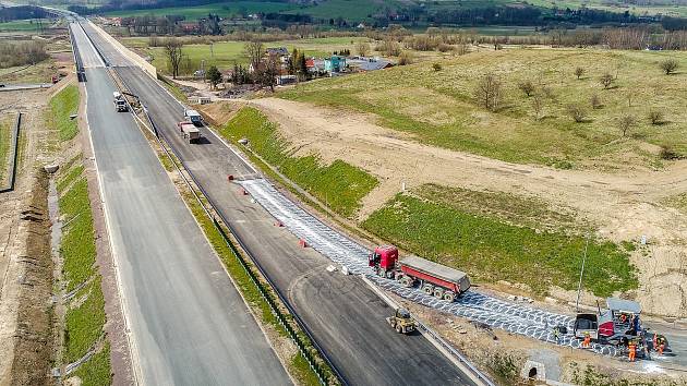Fotogalerie: Podívejte se, jak se staví dálnice v Polsku. Naši sousedé ...