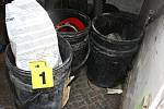 Několik desítek kilogramů trhaviny si nelegálně obstarala a přechovávala čtveřice mužů z Trutnovska a Liberecka. Policisté u nich objevili i rozbušky a starý minometný granát.