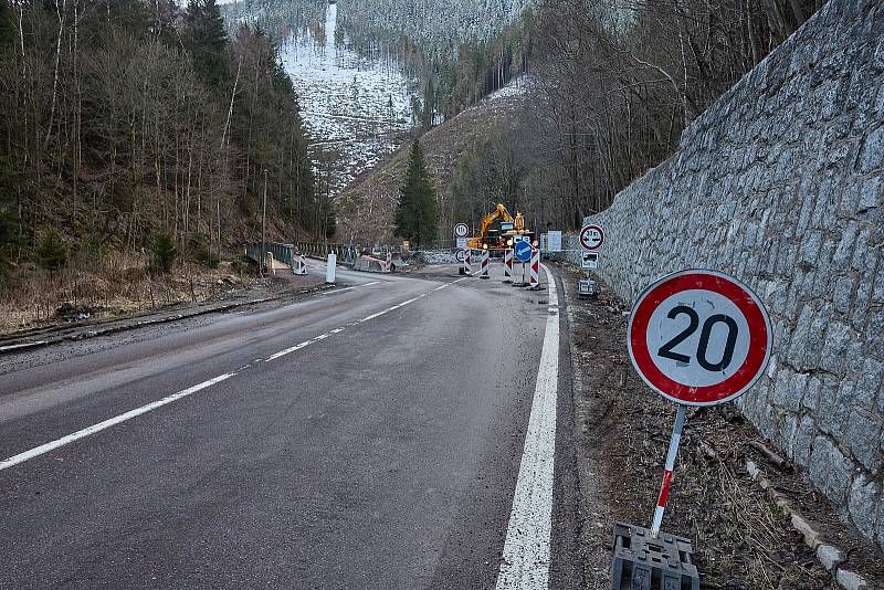 Královéhradecký kraj bourá tři mosty v Temném Dole ve východních Krkonoších na silnici mezi Horním Maršovem a Pecí pod Sněžkou, postaví místo nich nové.