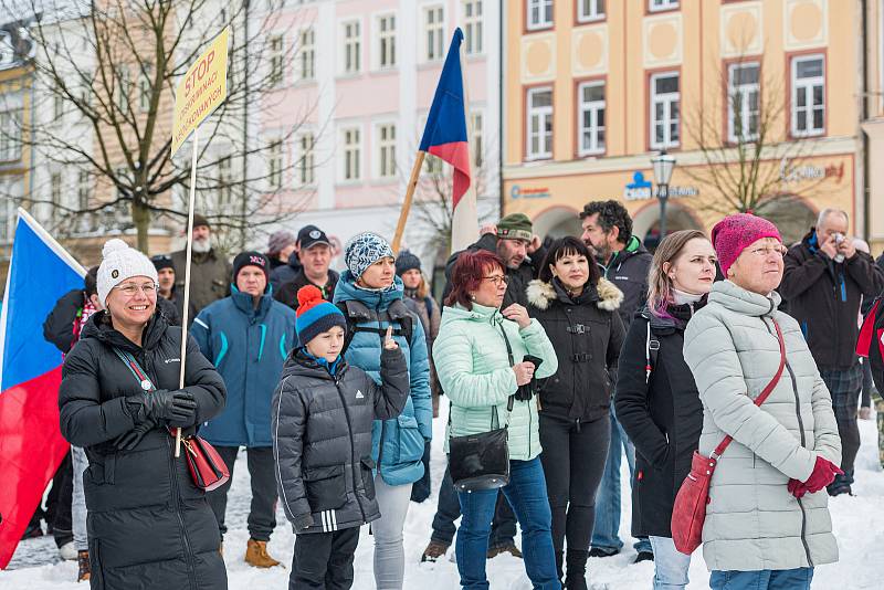 Demonstrace odpůrců protipandemických opatření v Trutnově na Krakonošově náměstí v neděli 23. ledna.