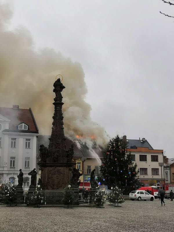 Na náměstí TGM ve Dvoře Králové nad Labem zasahuje devět jednotek hasičů u požáru domu.