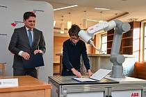 Krkonošské gymnázium ve Vrchlabí získalo nového robota. Umí se i podepisovat.