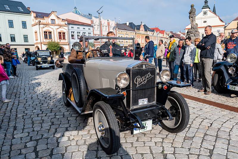 Veteran Car Club Dvůr Králové nad Labem pořádal přehlídku a jízdu historických vozidel Než vypustíme vodu z chladiče.