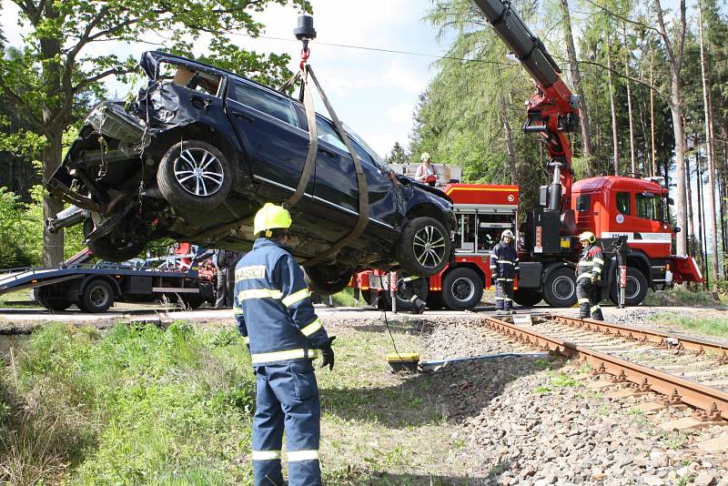 Tragická nehoda na železničním přejezdu v Bílé Třemešné.