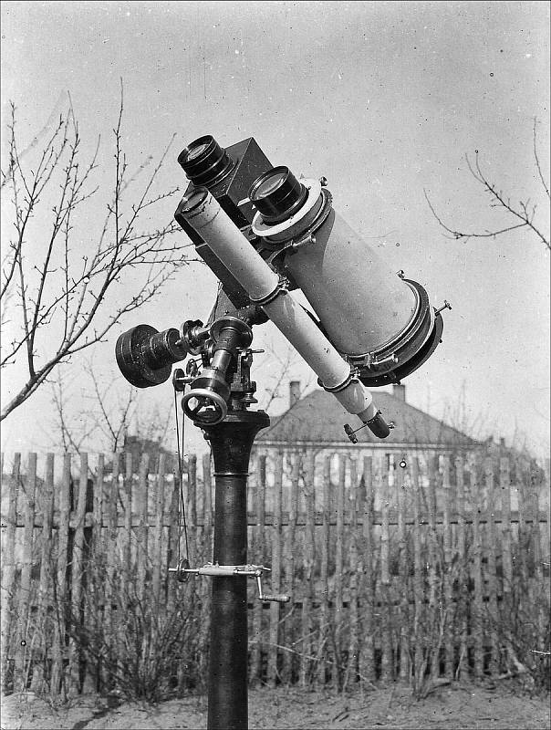 Hvězdárna v Úpici se může pochlubit několika historickými dalekohledy. Jedním z nich je astrograf Jindřicha Zemana.