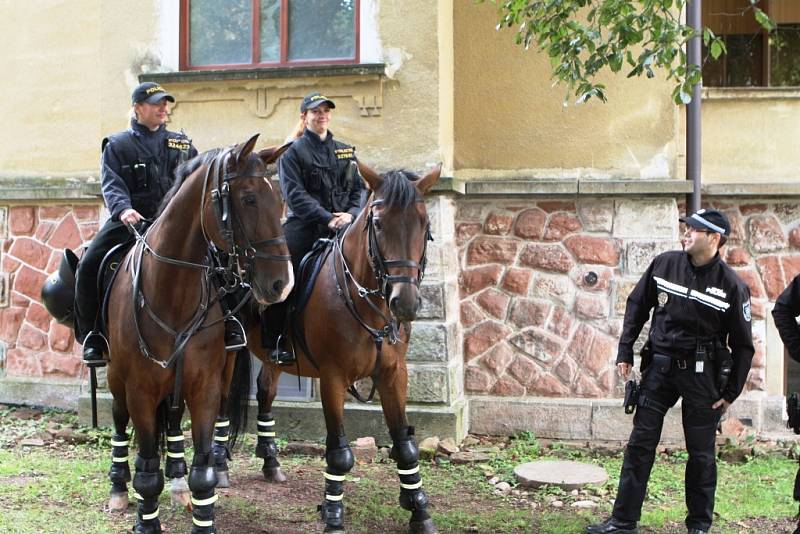 Na trutnovské faře vozíčkárům předvedli zásahy policisté na koních