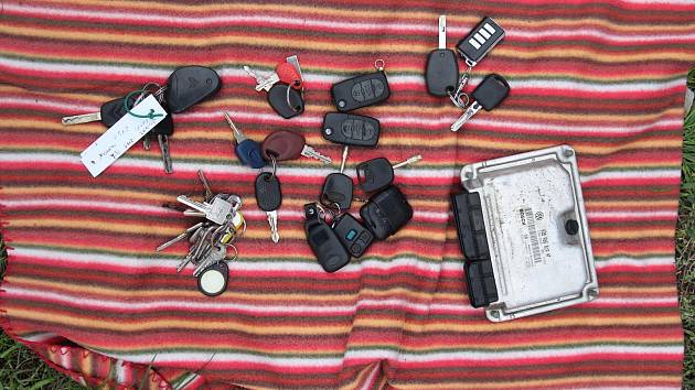 Při domovní prohlídce našli policisté ukradené věci. Nechyběly mezi nimi klíčky od aut, ukradených na Trutnovsku.