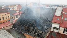 Požár zničil střechu domu na náměstí ve Dvoře Králové nad Labem.