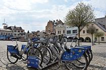 Sdílená kola se objevila na náměstí T. G. Masaryka ve Dvoře Králové nad Labem poprvé 2. května 2022.