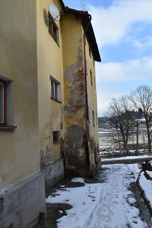 Po nepřizpůsobivých občanech zůstala v bytovém domě v Regnerově ulici v Úpici spoušť. Město ho zbourá.