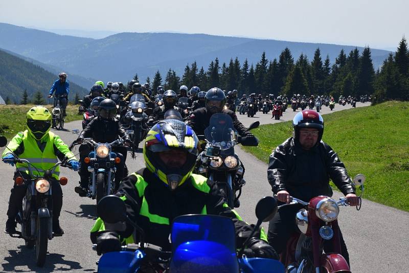 Motorkářské požehnání a FMX show - skoky přes náměstí ve Vrchlabí.