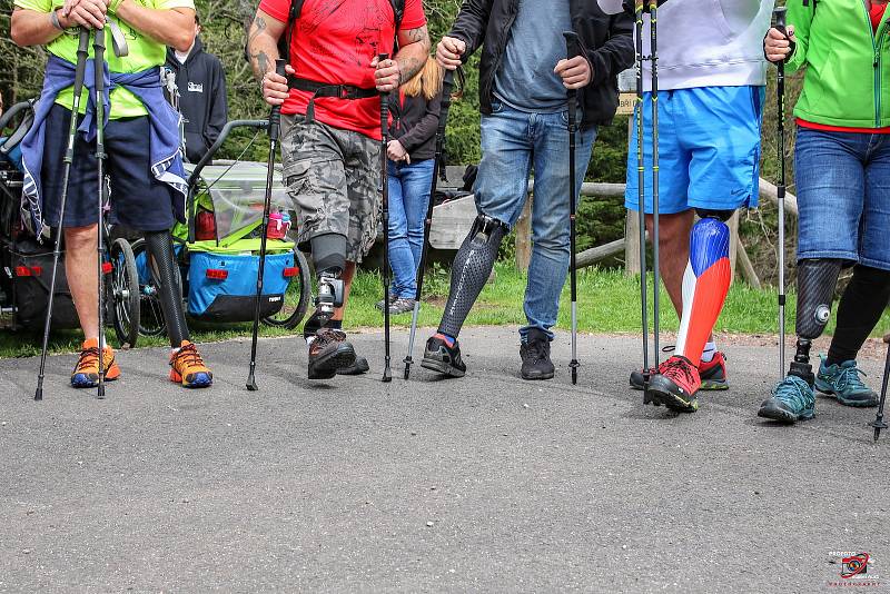 Sobotní charitativní výstup na Sněžku z Pece pod Sněžkou se letos konal pro trojčátka Amálku, Žofinku a Viktorku.