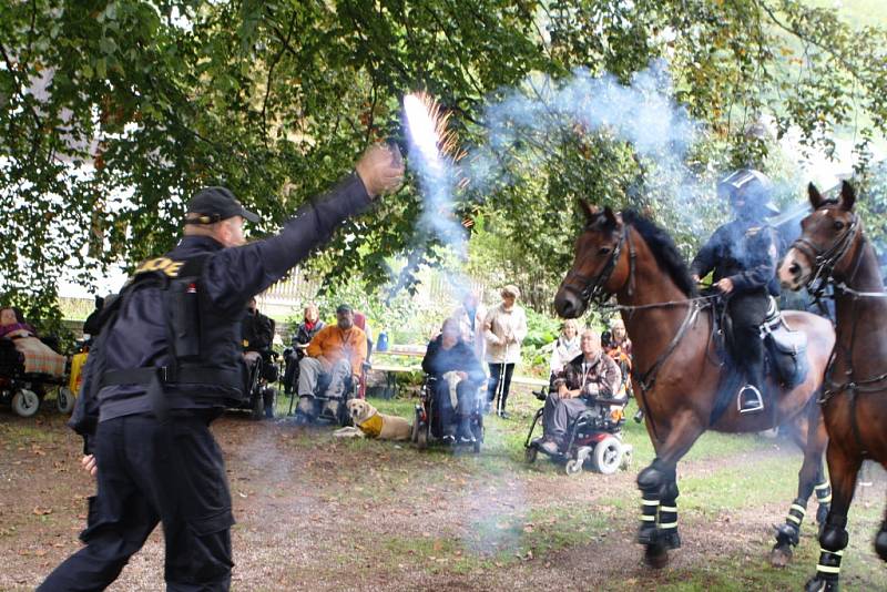 Na trutnovské faře vozíčkárům předvedli zásahy policisté na koních