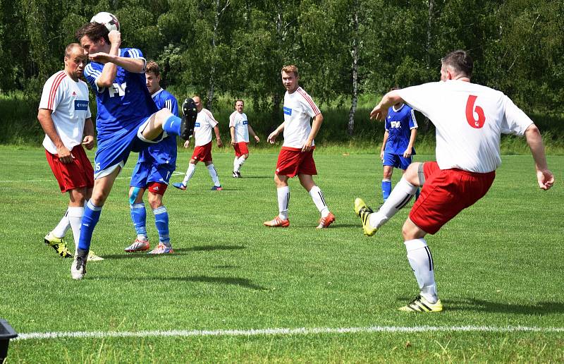 Fotbalisté Dvora Králové nad Labem B (v modrém) vyhráli na hřišti Jiskry Kocbeře 2:0.