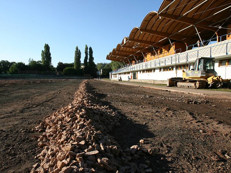 Stavba hřiště s umělou trávou v Trutnově pokračuje.