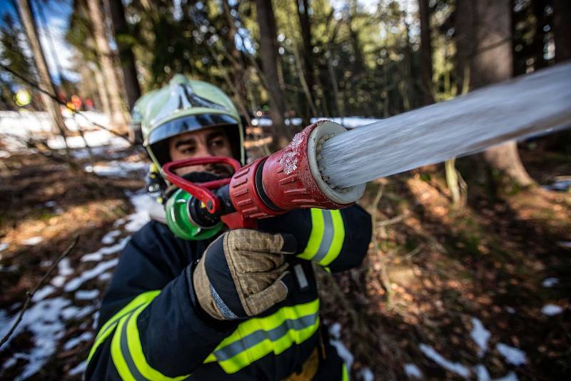 Hasiči si vyzkoušeli na cvičení v Krkonoších na sjezdovce na Černé hoře u Janských Lázních hasit vodou ze systémů umělého zasněžování sjezdovek. Umožní jim to speciální přetlakové ventily.