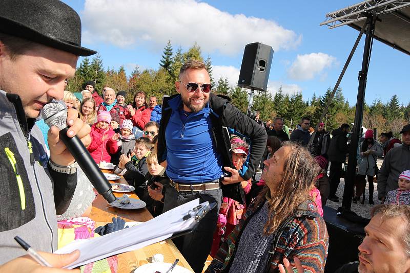 Soutěž o největšího jedlíka borůvkových knedlíků při Maloúpské vařečce.