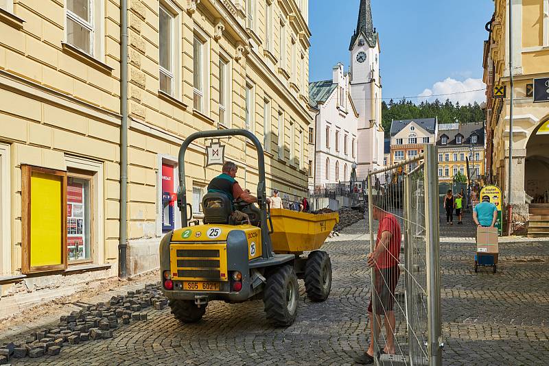 Rekonstrukce pěší zóny v centru Trutnova je v plném proudu.