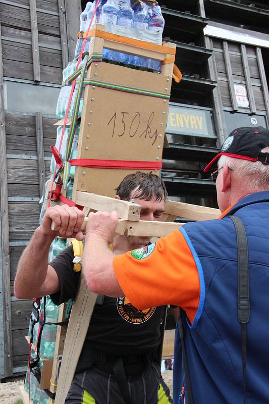 Slovenský horský nosič Vladimír Hižnay donesl na nejvyšší tuzemskou horu rekordních 165,5 kilogramu. Extrémní vynáška nákladu, kterou překonal dosavadní historické maximum, mu přitom trvala pouhé 2 hodiny a 29 minut.