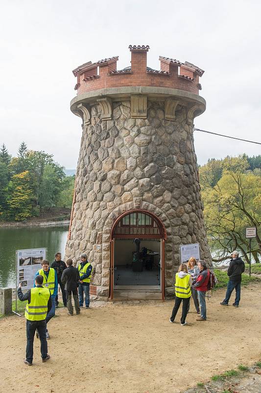 Přehrada Les Království letos slaví 100 let. Den otevřených dveří přilákal řadu zájemců.