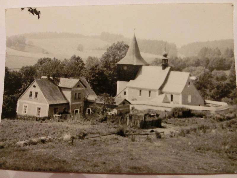 Historický snímek kostela sv. Jana Křtitele v Horním Žďáru ze 70. let 20. století.
