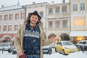 Martin Věchet před svým domem na Krakonošově náměstí v Trutnově.