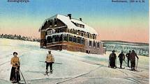 Zimní turisté před Brádlerovou boudou koncem 19. století.