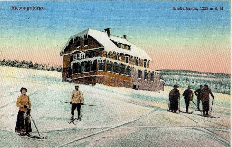 Zimní turisté před Brádlerovou boudou koncem 19. století.