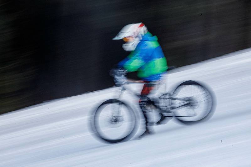 Při závodě Chinese Downhill sjížděli bikeři červenou sjezdovku ve Svatém Petru ve Špindlerově Mlýně.