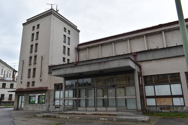 Kino v Hostinném je uzavřené od roku 2013, kdy ho poničila povodeň.
