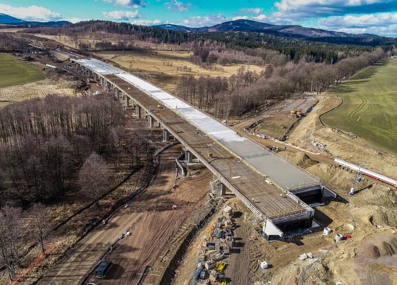 Výstavba polské rychlostní silnice S3 u českých hranic v úseku Kamienna Góra - Lubawka.