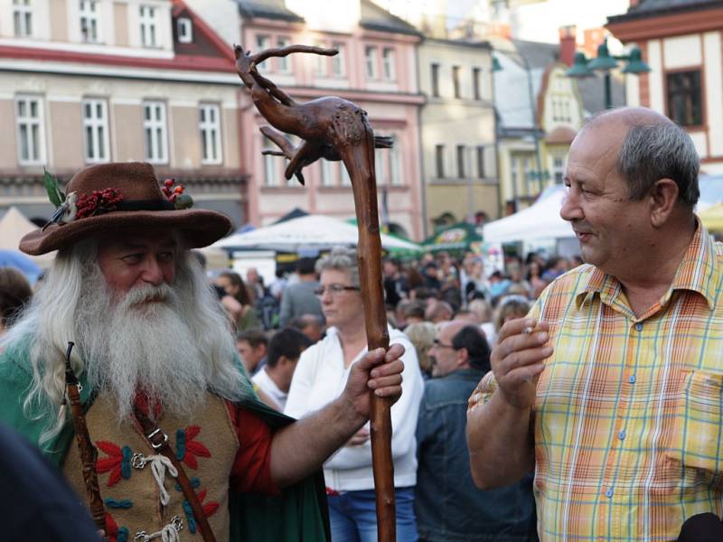 Krakonoš a plné náměstí, to prostě patří k pivním slavnostem ve Vrchlabí.