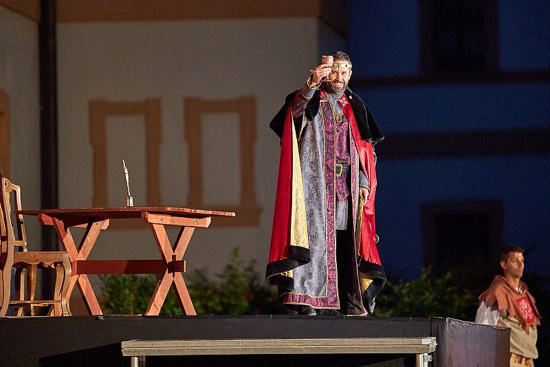 Prostředí barokního areálu hospitálu Kuks se proměnilo v jeviště muzikálu Noc na Karlštejně.