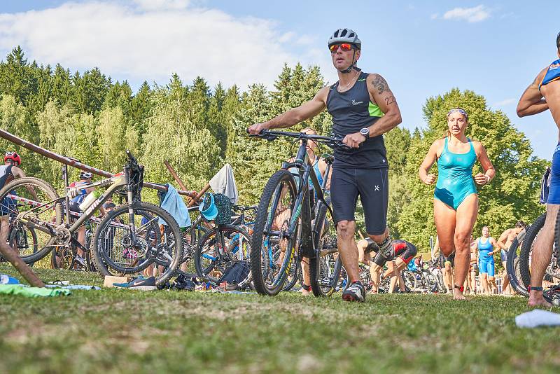 Triatlon v Dolcích u Trutnova. Soupeřili jednotlivci i štafety.