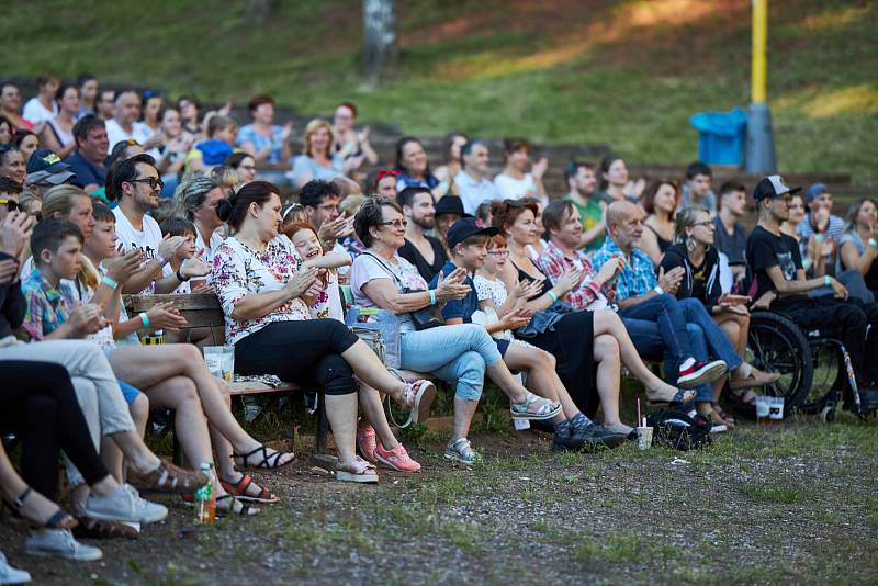 Vystoupení Cirku La Putyka na trutnovském Bojišti.