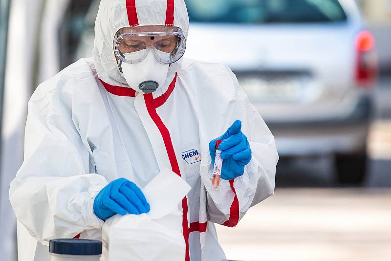 Nemocnice v Trutnově začala v pondělí odebírat a zpracovávat vzorky na koronavirus.