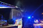 Po nočním požáru bytového domu v Úpici město zajistilo 17 lidem náhradní ubytování.