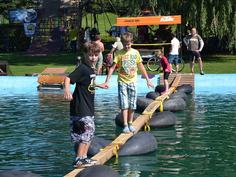 H2O JUMPS. Sedmý ročník netradičního sportovně-dovednostního odpoledne připravili činovníci z oddílu AMBSK Košťálov na tamním koupališti.