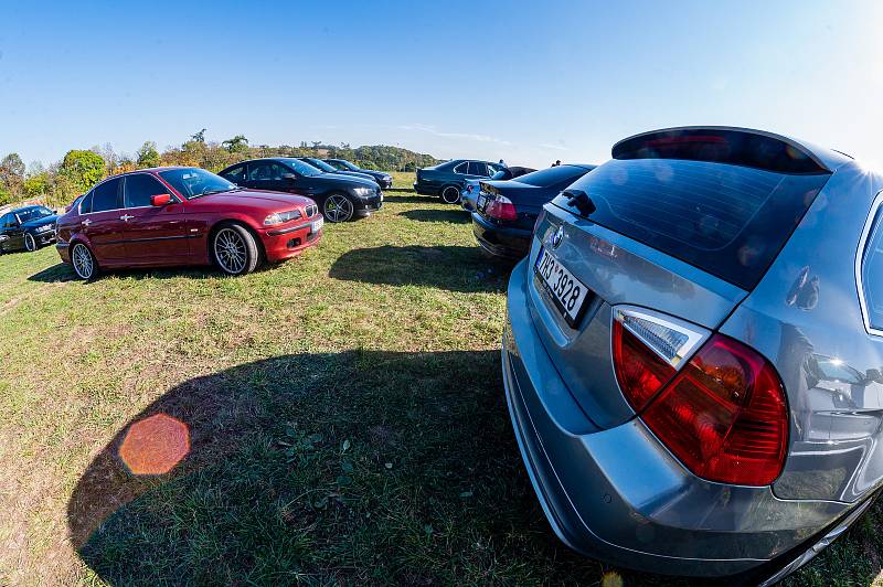 Setkání vozů BMW v areálu hospitálu Kuks.