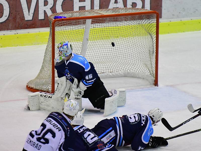 Vrchlabští hokejisté v okresním derby nedali Trutnovu žádnou šanci.